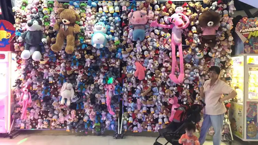 进门口公仔墙非常吸引注意力.有电玩氛围