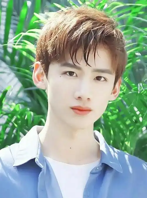 网友们立刻对白敬亭发布的一组新造型照片展开了热烈的讨论.