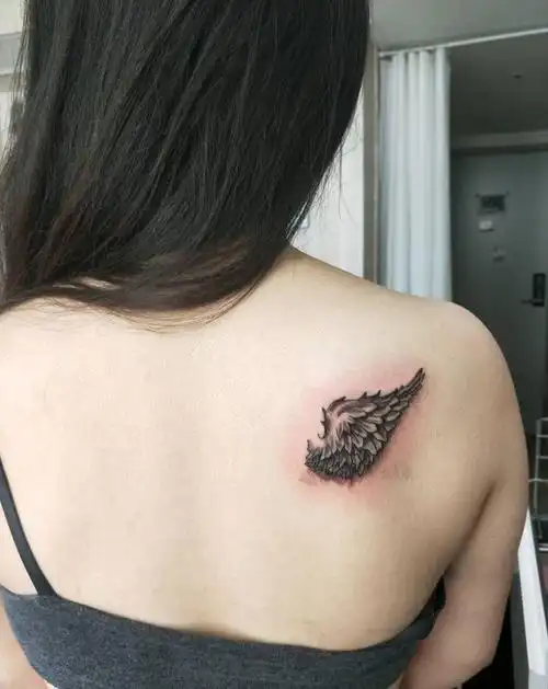 小翅膀纹身图片_背部纹身图案