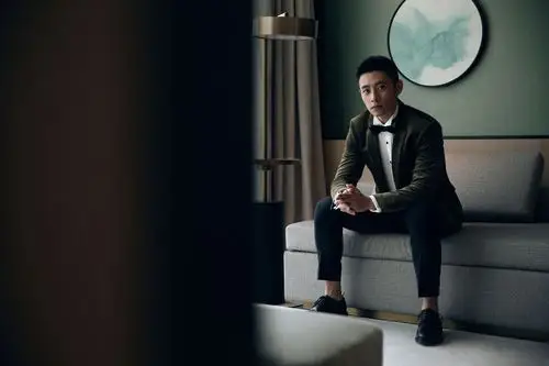 魏晨寸头西装亮相显绅士腔调参演我和我的祖国倍感荣耀