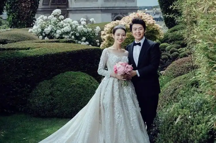 青年钢琴家吉娜·艾丽斯·雷德林格尔(gina alice redlinger)