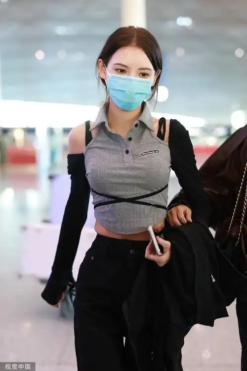 组图张予曦穿拼色上衣搭配黑色长裤小露细腰休闲时尚身材好