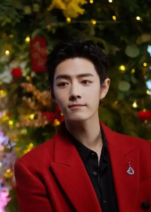 肖战穿红西装拍写真,却被脚上的鞋子抢镜