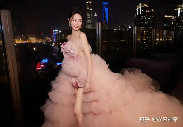 唐嫣凌晨回应红毯风波因其他活动耽误行程疑得罪平台被拦门外