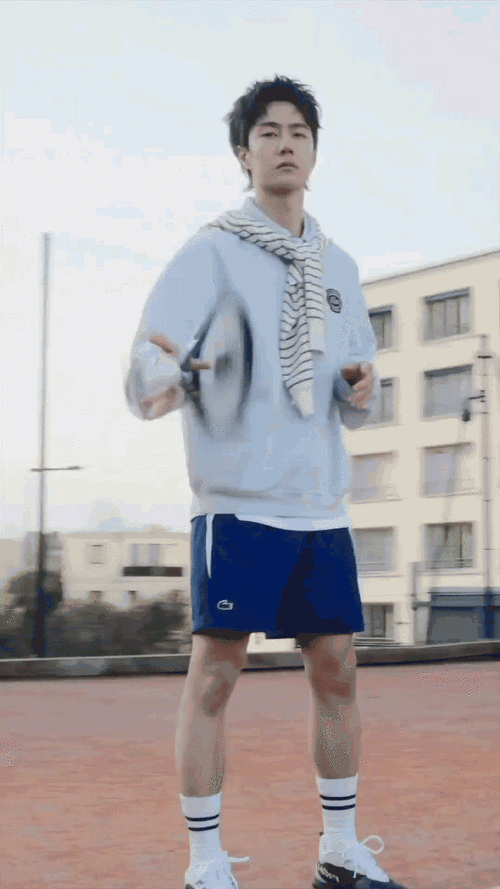 lacoste品牌全球代言人王一博##王一博打网球##王一博转网球拍