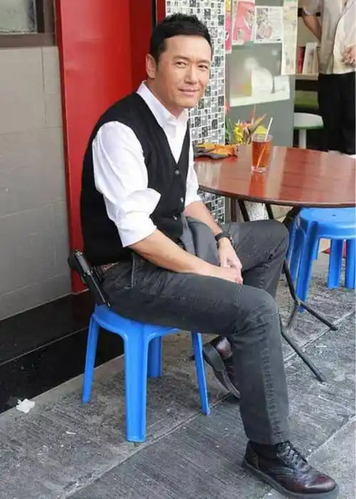 63岁苗侨伟才是"反油腻"男人:穿衣儒雅,仪态正,越老反而越帅_衬衫