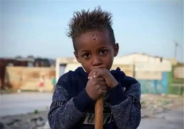 非洲讨水男孩:两岁多被抛弃,在外流浪8个月,被收养后过得如何