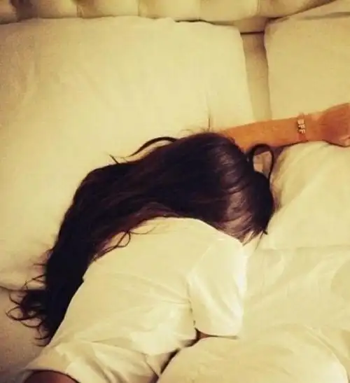 女生头发睡觉时都怎么放你是不是第二种