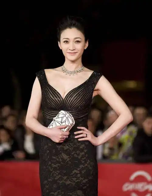 44岁的李小冉获5亿围观,这身材是冷冻过的吧?_时尚_造型_女明星