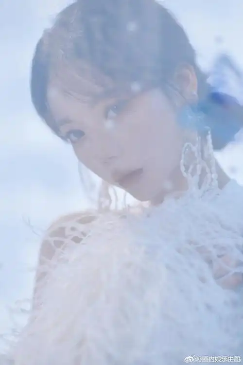 张紫宁 白色长裙如波光粼粼的江水,羽毛装饰如诗如画,与夜空中的星辰