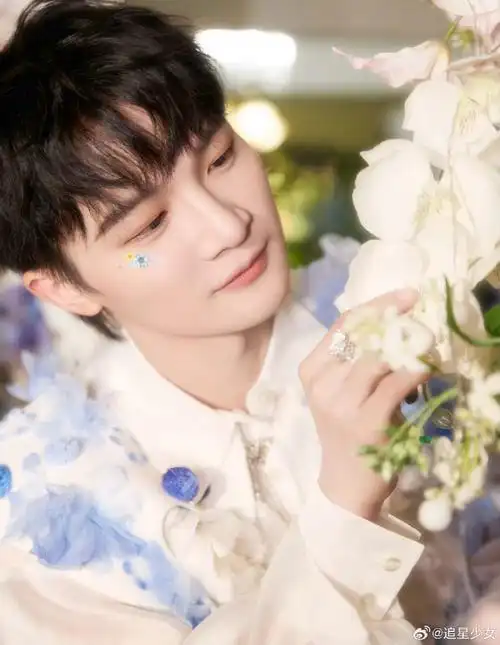 大片#周深生日大片帅的嘞 一年一度的生日来咯～超有氛围感的一组照片