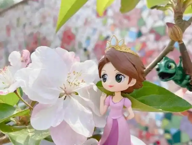 乐佩公主出来溜达赏花了短发的她萌化人心