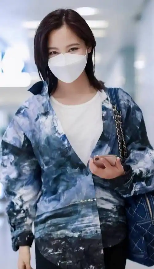 原创辛芷蕾端咖啡杯穿皮衣太霸气看到下身的那一刻裤子穿歪了