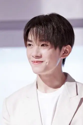 易烊千玺上海活动路透图今日份的白马王子,沉浸在大佬的梨涡笑无法