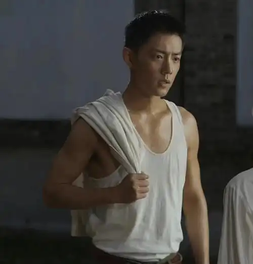 肖战晒泳池大片,大玩"湿身诱惑",裸露胸肌背肌,这身材绝了_肖恩肖