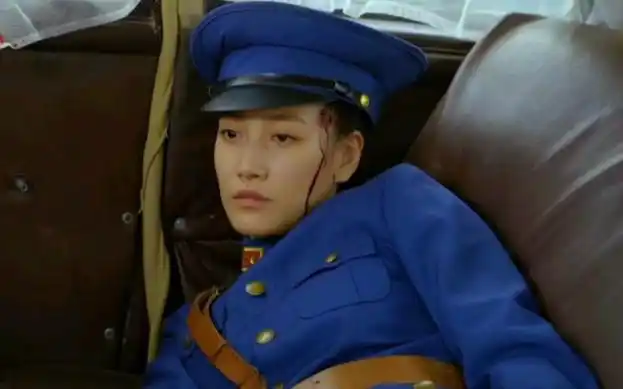 【女汉奸当场被爆头】女游击队长枪毙狗汉奸,狗腿子被绑炸弹和小鬼子