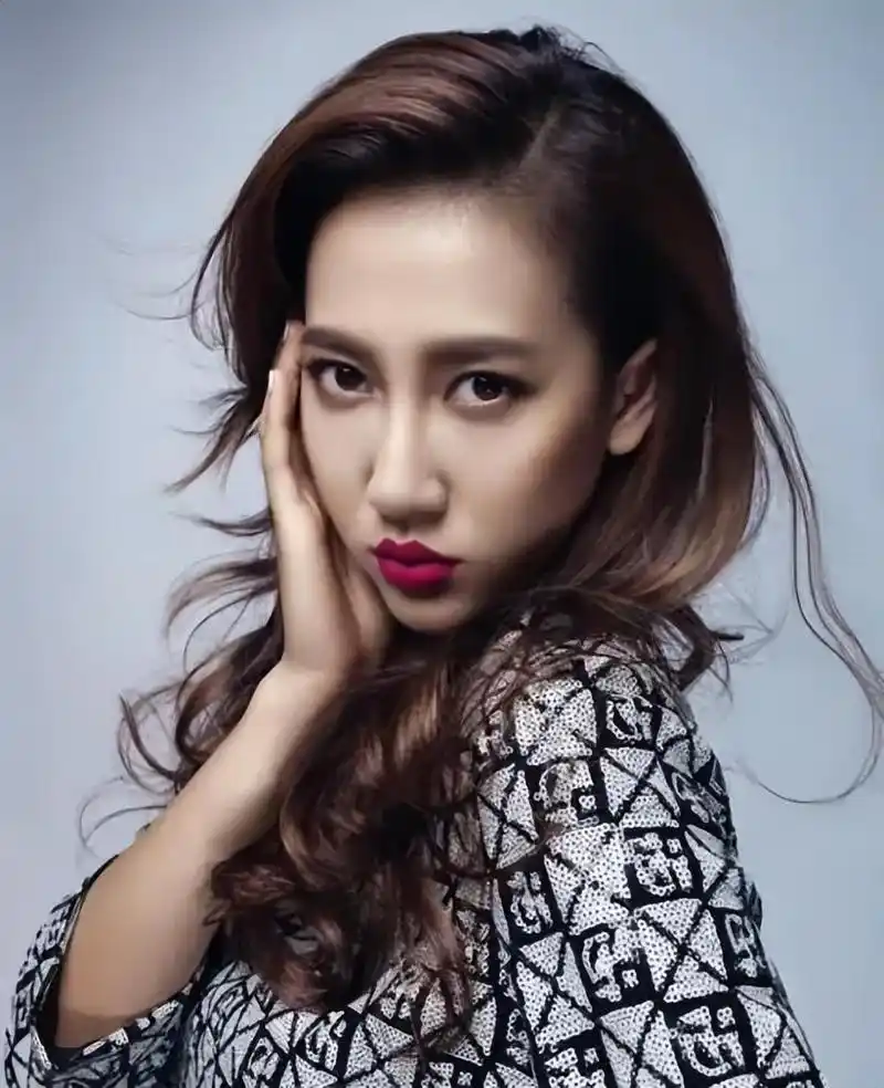 歌手弦子个人资料:代表作《不得不爱》深受歌迷喜爱,30岁为丈夫生儿子