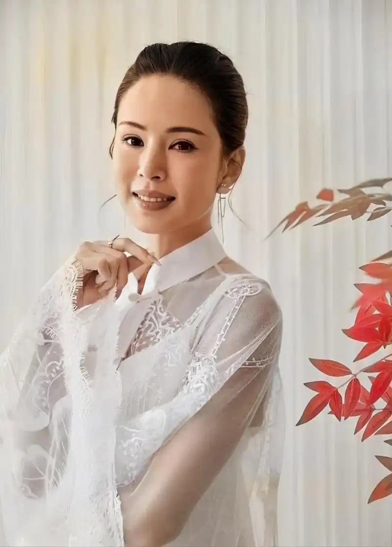 照片中,李若彤身穿白色薄纱礼服,清新脱俗,皮肤白皙的紧致,仿佛回到了