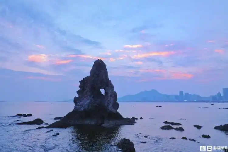 青岛崂山石老人海水浴场落日令人沉醉