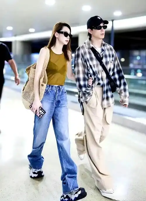 戚薇和老公李承铉机场挽手,两人穿着好潮