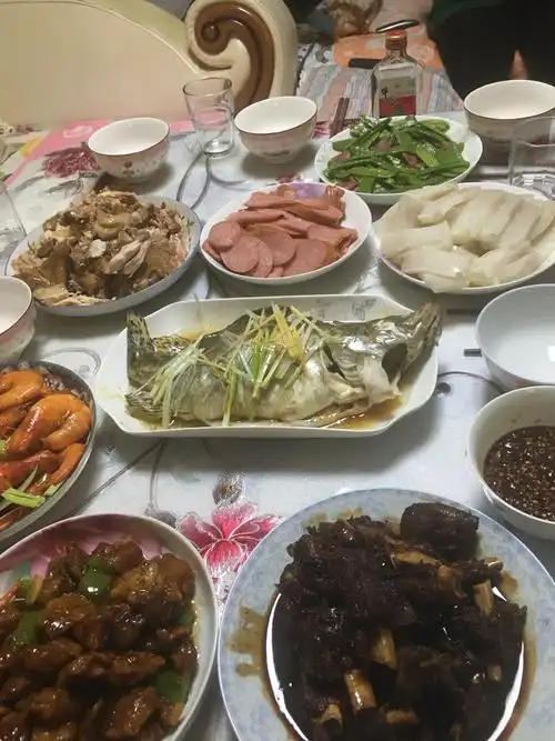 勤劳善良的小弟妹为全家人准备了一桌丰盛的年夜饭