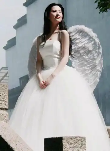 刘亦菲早年绝美写真曝光天仙扮天使瞬间突破中西审美壁垒