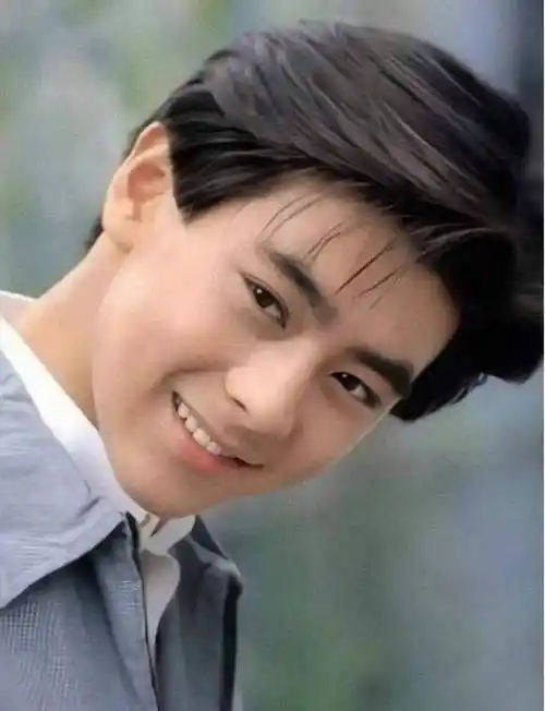 林志颖车祸后首次现身f1赛场,穿上赛车服英姿飒爽,容颜依旧帅气_身体