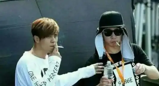 孙红雷就室内吸烟一事道歉极限挑战男人帮吸烟最帅的是他