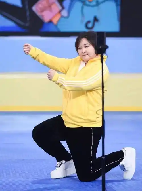 贾玲狂减100斤:爱情初露曙光,白发父亲痛哭流涕_相声_演出_姐姐