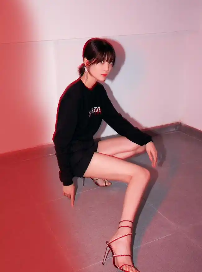 为了证明是腿精,李溪芮拿白丝袜当裤子穿,不料却很显腿长