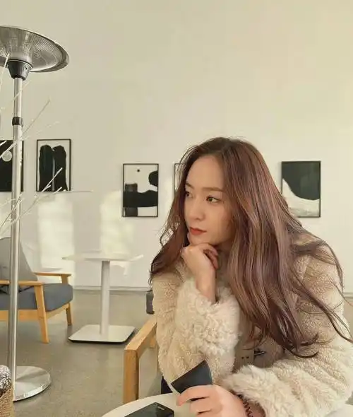 原创郑秀晶更新生活照墨镜怼脸拍好帅气皮肤状态超级好又a又飒