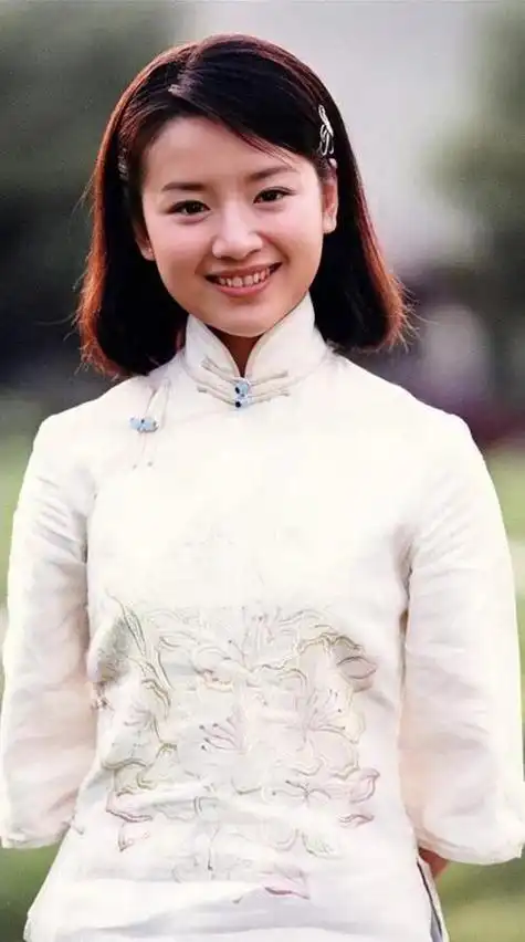 "毒蘑菇"董洁:婚内出轨还恶人先告状,如今用儿子拿捏潘粤明