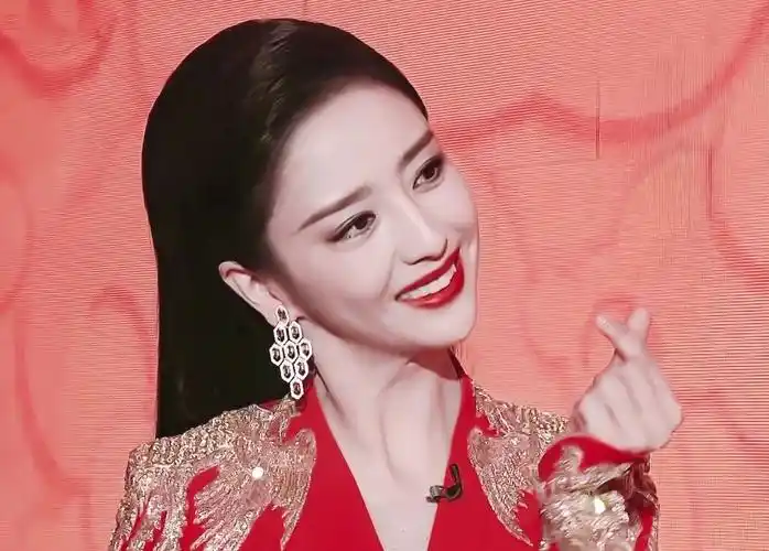 佟丽娅后台穿春晚礼服,撩起裙摆跑那刻,看清鞋跟,不愧能当主持