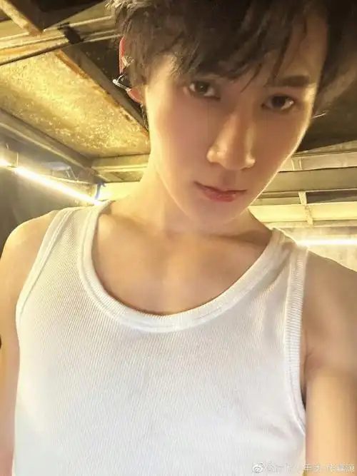 张真源的双眼皮#张真源分享最新怼脸自拍照,就是说帅哥的这个眼睛好
