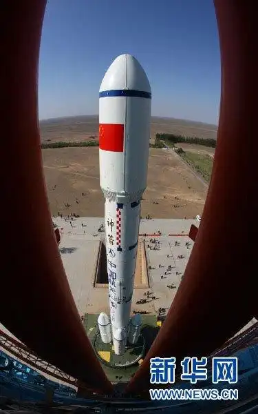 这是矗立在发射架的天宫一号目标飞行器,长征二f运载火箭组合体(9月20