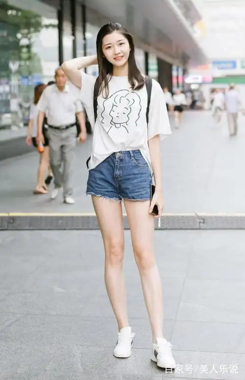 街拍:青春时尚的妹子,一身靓丽的穿搭,尽显甜美学生范!