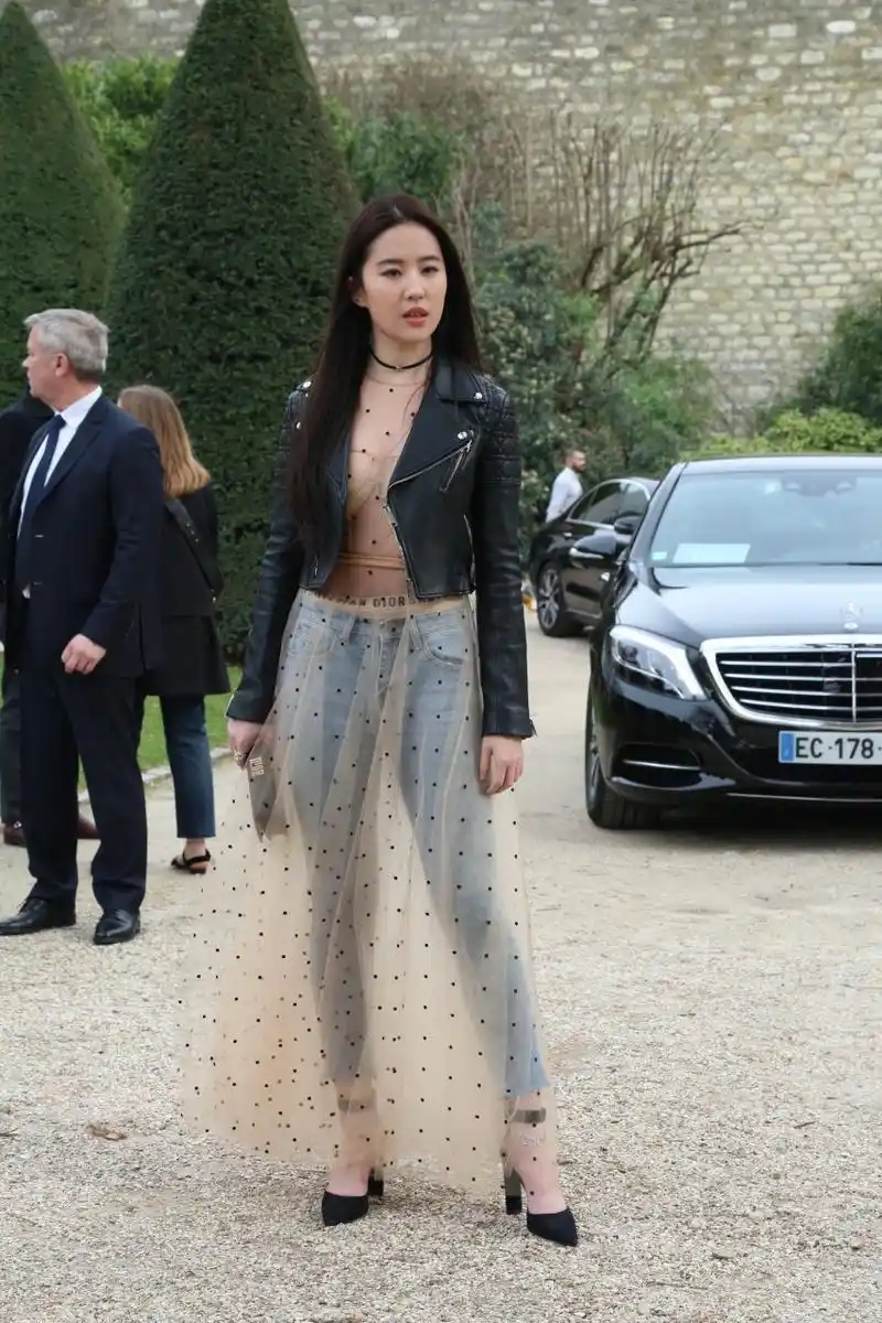 刘亦菲2017巴黎时装周生图,纱裙混搭牛仔裤,仙气飘飘了!