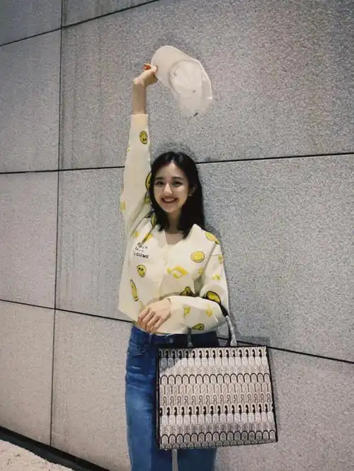 演员@李兰迪携#furla芙拉  opportunity 出街简约造型率性利落大容量