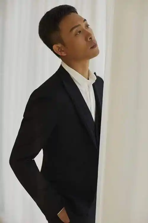 张译亮相金鸡百花电影节开幕式凭借悬崖之上角逐最佳男主角