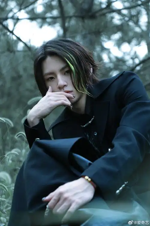 小鬼成都演唱会森系氛围感写真##小鬼演唱会预热暗黑风衣造型