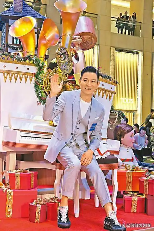 62岁刘德华告诉你发型一丝不苟裤子短一截到老也不油腻