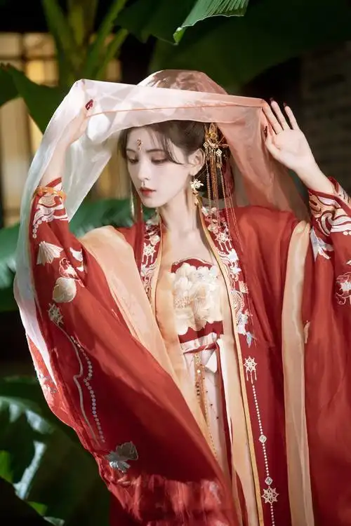 张予曦穿红衣古装娇艳明媚 眼神太撩人__财经头条