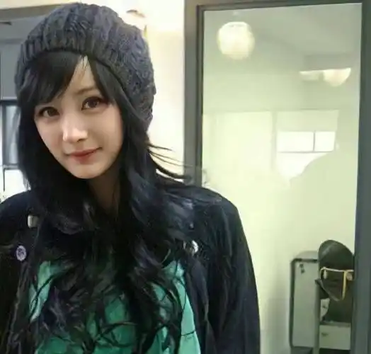 虽然杨幂在刚出道时的照片曾让人质疑她的颜值,但仔细观察不难发现,她