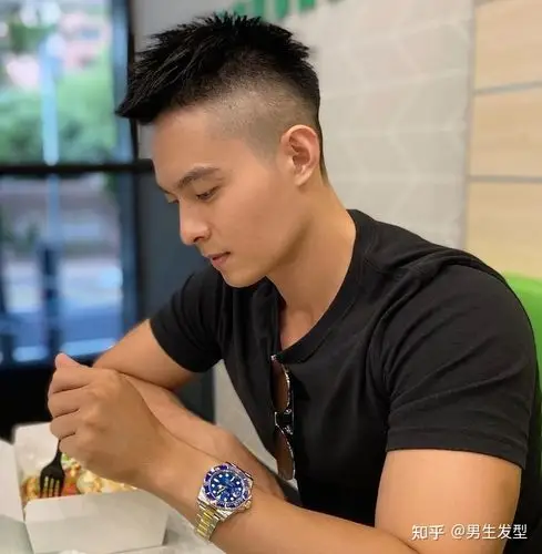 5款男生"两边剃短"发型,清爽干净越剪越帅气,新年剪一款试试