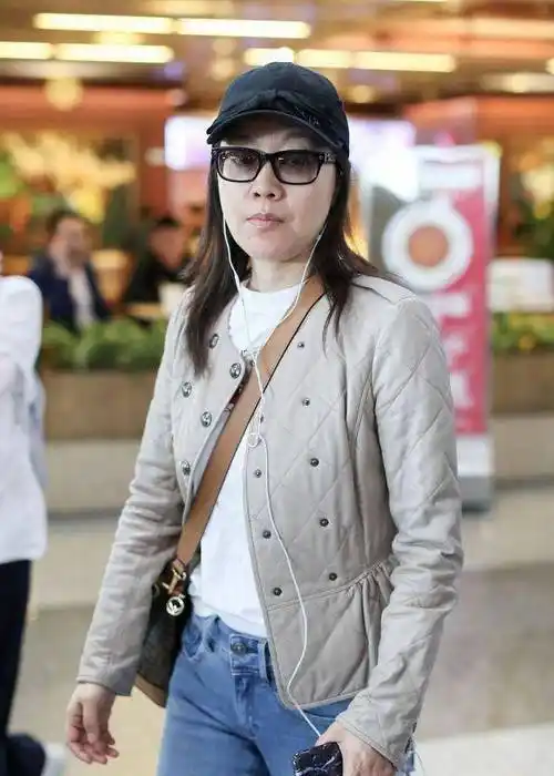 原创原创48岁闫妮胖到被群嘲素颜现身机场后神似路人毫无明星气质