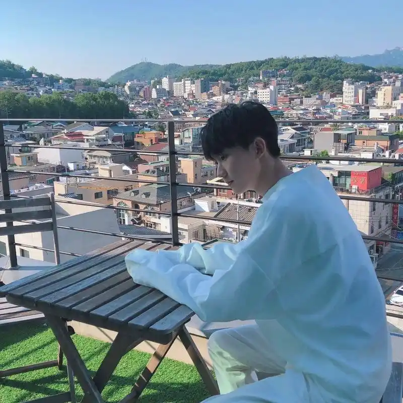 音乐一响 初恋登场.#马嘉祺 #白衬衫 #男友风 #侧颜杀  - 抖音