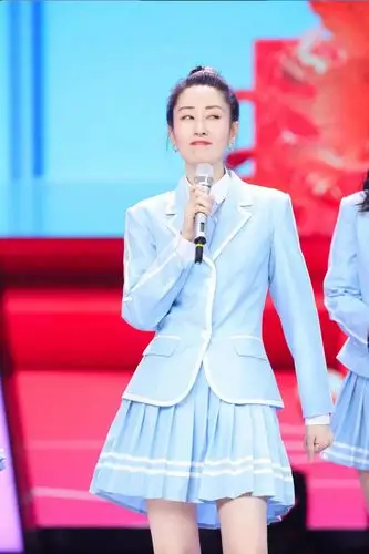 刘敏涛终于藏不住了制服配短裙清新靓丽高扎丸子头俏皮有活力