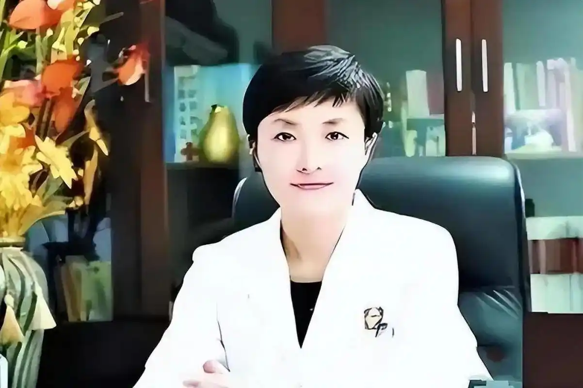 王莹,1972年出生于辽宁沈阳,家庭环境优越.