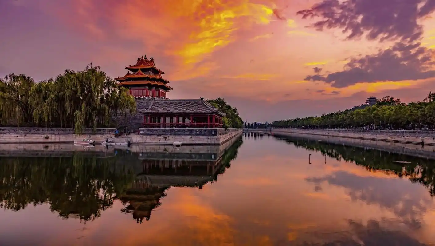 照片拍摄于傍晚时分的故宫角楼,角楼出现色彩瑰丽,光
