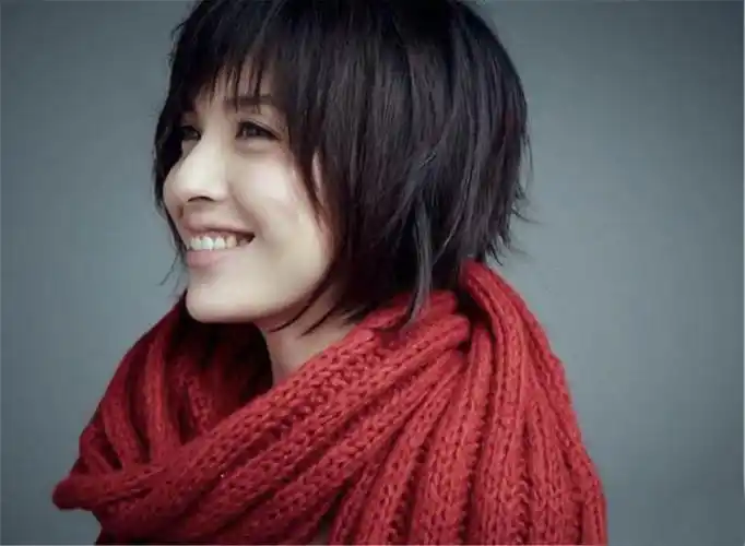 当红小生靳东与李佳,出租屋里走出来的恩爱夫妻